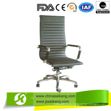 Silla de doctor ajustable con equipo profesional